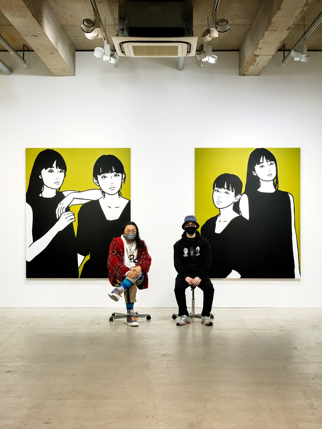 KYNEの個展『KYNE Kaikai Kiki』が行われる〈カイカイキキギャラリー〉での2ショット。村上隆はお花マスク、KYNEは自身の絵柄がプリントされたパーカを着用。