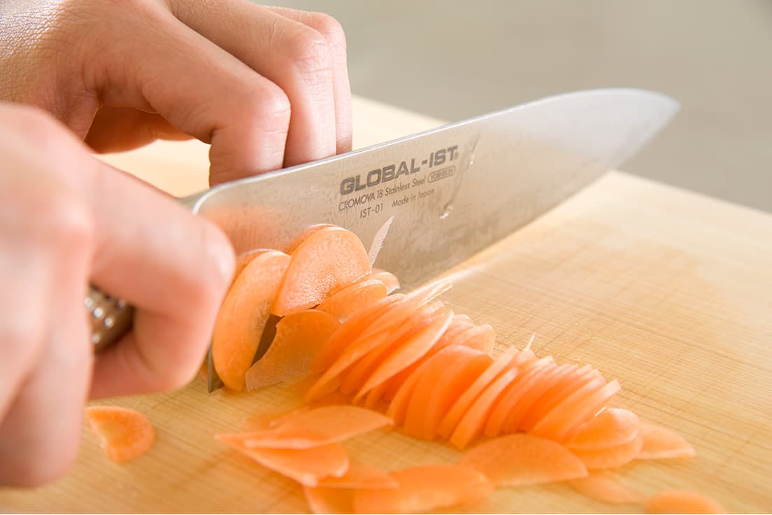 日本での使用に特化した《GLOBAL-IST》。《GLOBAL》の切れ味や錆びにくさはそのままに、より家庭での調理に寄り添う仕様に。