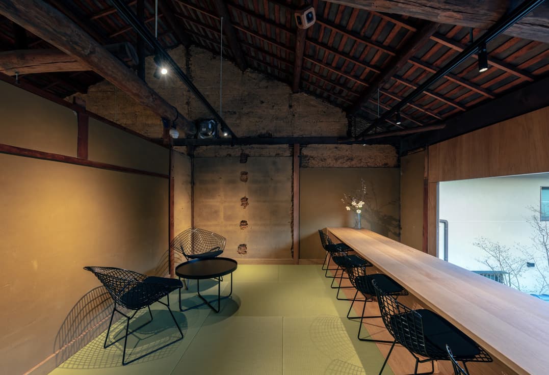 〈The Loungeーkyotoー〉が新設された、はなれは道路側に建つ築100年の町家。10畳ほどの空間にカウンター5席、テーブル2席という贅沢な空間づかい。