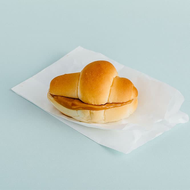 切り込みを入れたロールパンにはみ出るほど塗った、贅沢なキャラメルサンド。
