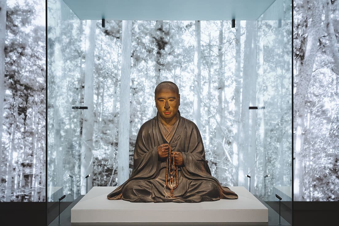 《鳥獣戯画》を所蔵する高山寺を実質的に創建した僧、明恵の像《明恵上人坐像》（鎌倉時代、13世紀）。京都・高山寺所蔵。
