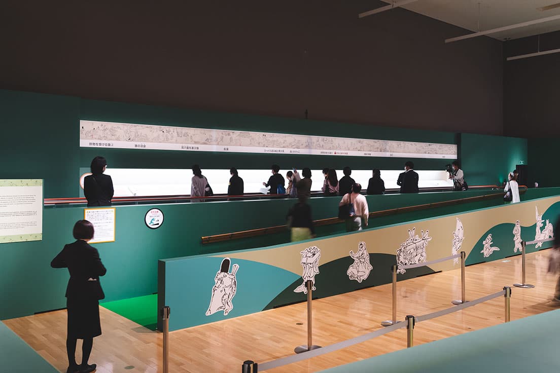 《鳥獣戯画》甲巻は特設の「動く歩道」に乗って鑑賞する。絵巻を見るのと同じように左から右へと見ていくことができる。
