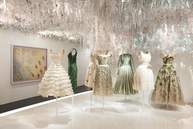 「庭」や「草花」にインスピレーションを得たドレスが並ぶ。バルセロナで裁断され、一つひとつ手作業で立体化したペーパークラフトの植物が天井から下がるポエティックな演出。