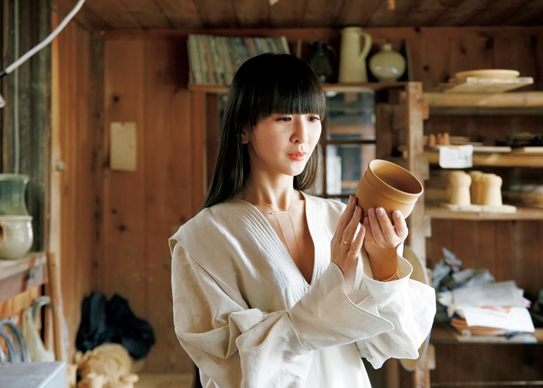 「土の温かみが手に伝わります」とかしゆか店主。