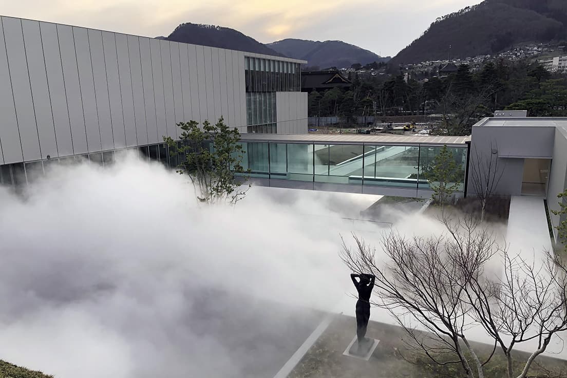 谷口吉生が設計した〈東山魁夷館〉が併設。建物の間には中谷芙二子の《霧の彫刻 #47610 -Dynamic Earth Series Ⅰ-》を常設展示する。