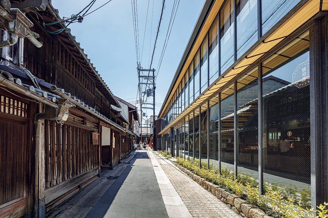 猿沢の池越しに興福寺の五重塔を望むロケーション。photo_Satoshi Asakawa