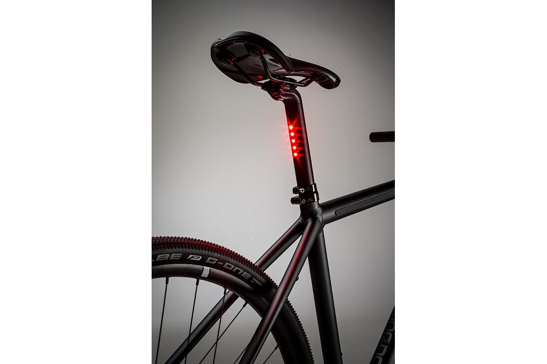 シートポストのLEDライト。フロントフォークにもLEDライトが付いており、前と後ろの両方向からの視認性を高めている。