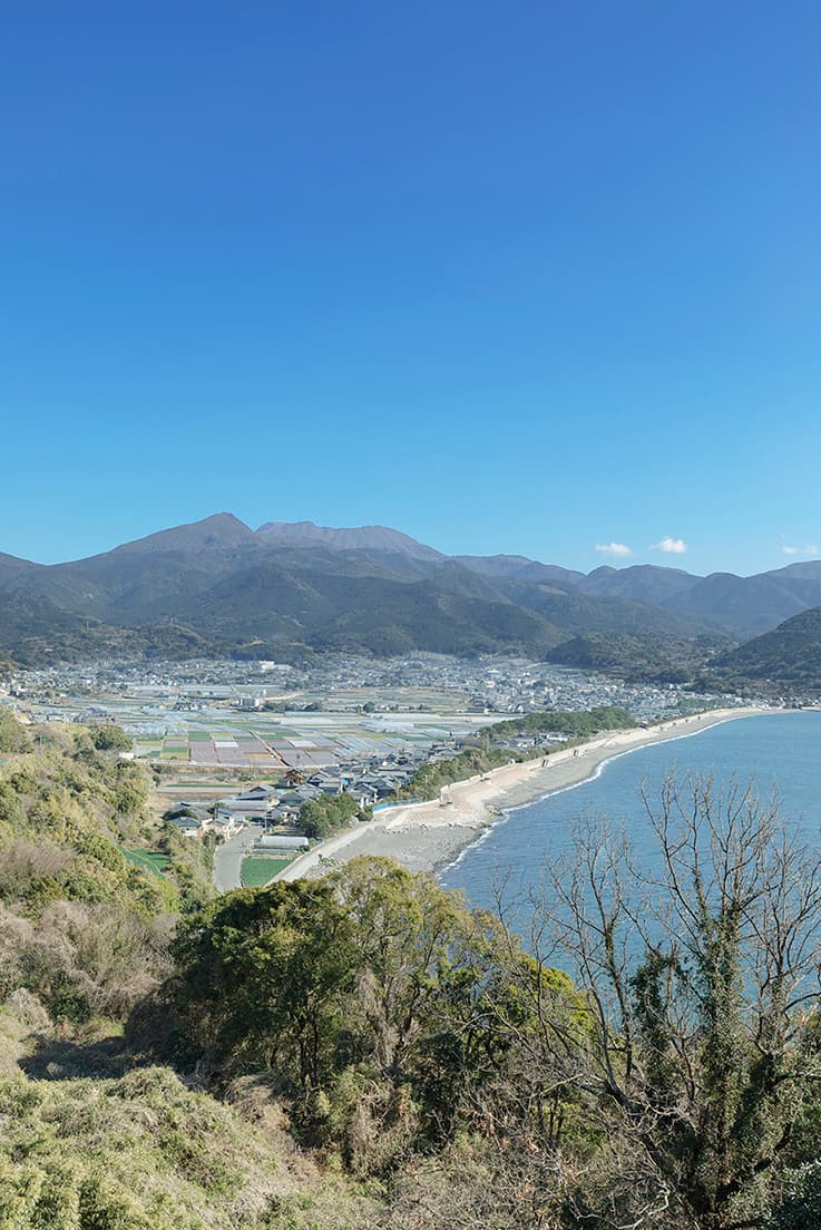 雲仙山系の山々に抱かれ、橘湾（千々石湾）に面した丘陵地帯。海、山、里が揃う、自然の宝庫。そりゃぁ、野菜もうまかろうて。