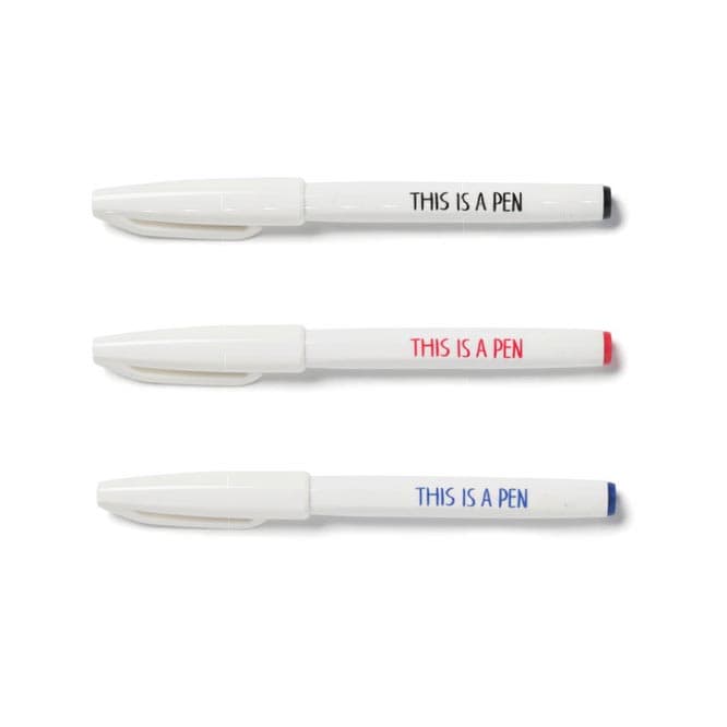 「THIS IS A PEN3本セット（白／黒・赤・青）」。ぺんてる別注白軸サインペンにプリント。ソフトプラケース入り。2015年に制作されたもの。
