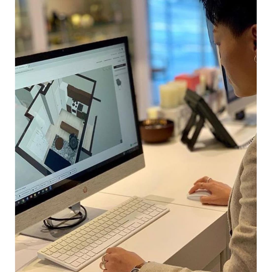 「RoomPlanner」で映し出された自宅空間に家具を配置していく。