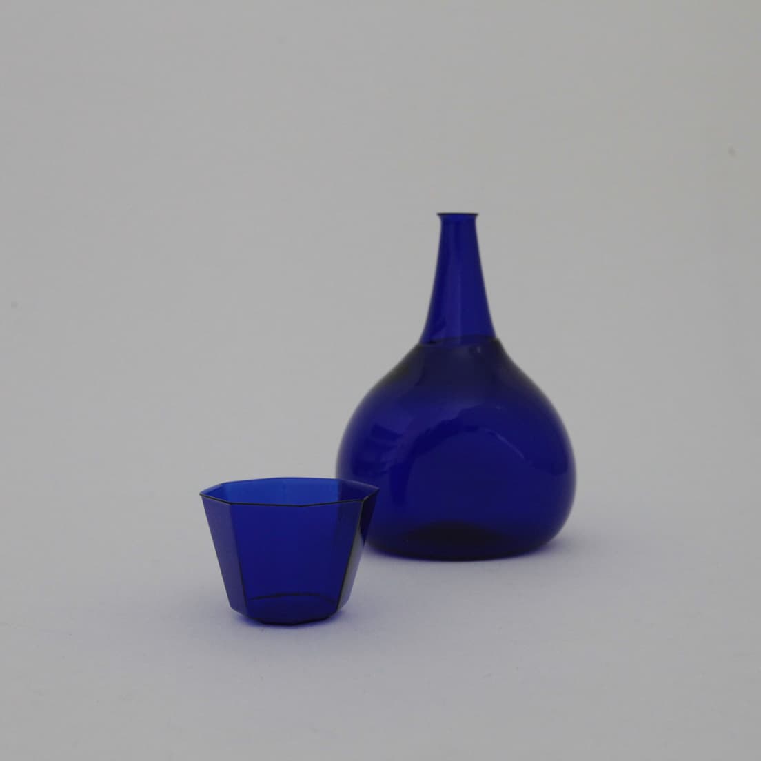 左から「搗色八角盃」18,000円。W6.2H4.6cm、「搗色扁壺徳利」23,000円。W11×D8.4×H15.5cm。
