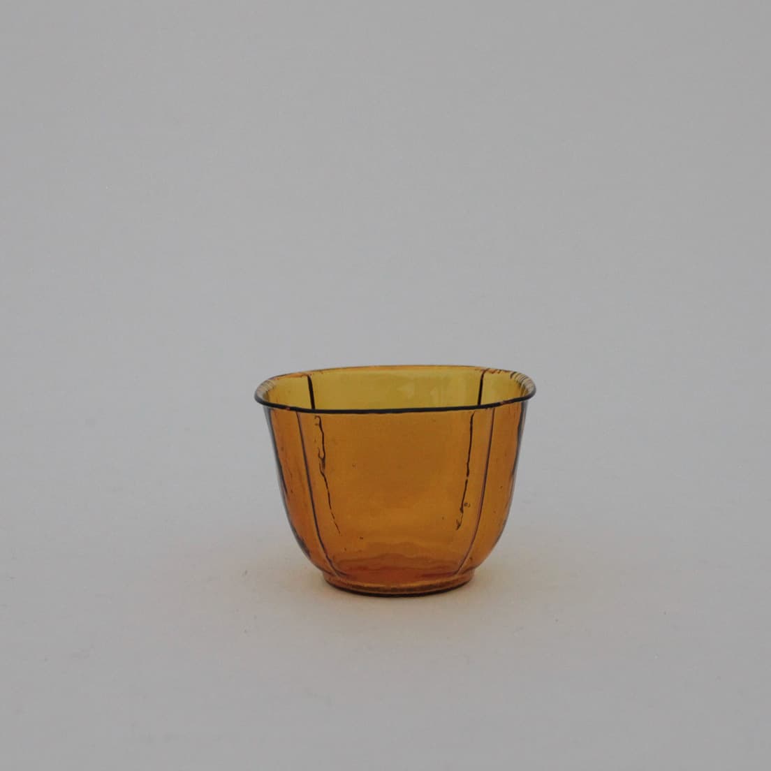 「褐色四方入隅向付」20,000円。W7.8×H5.5cm。