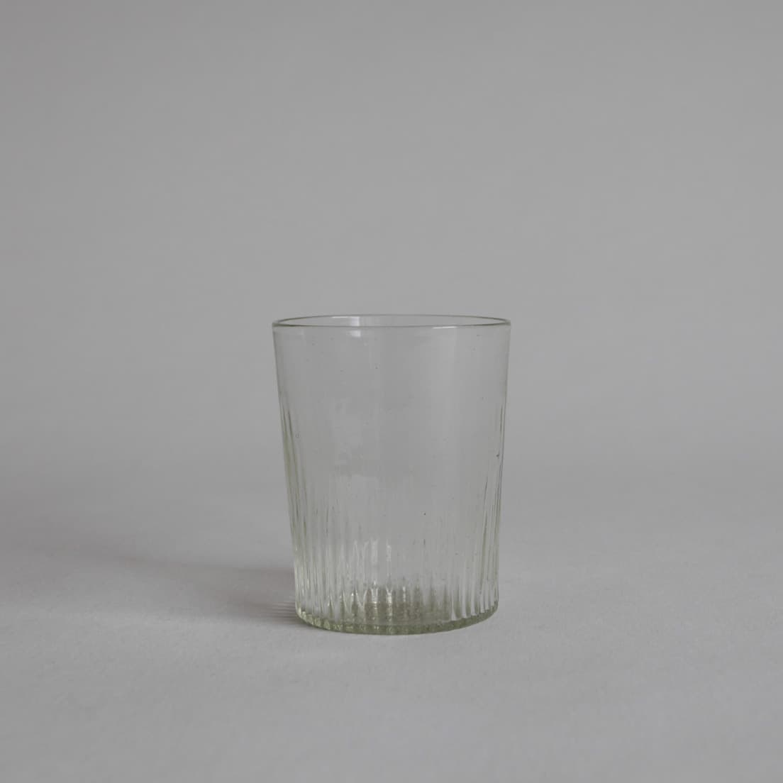 「縞コップ」小2,500円。定番の人気作品のひとつ。