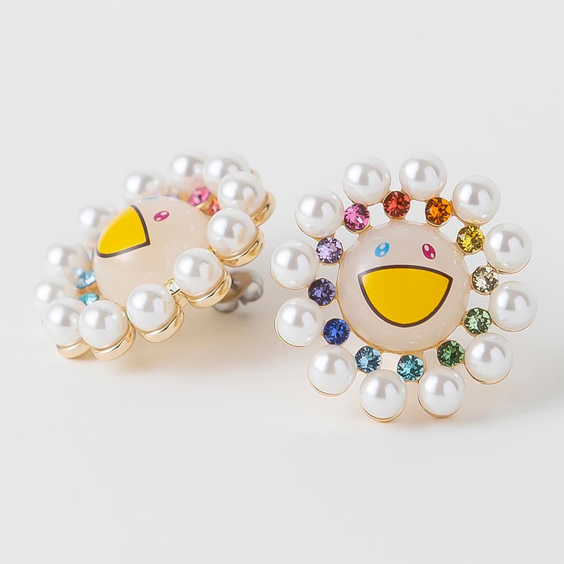 お花ピアス 〈Liquem〉オリジナルの《デフォルメ》シリーズをタカシさまのお花モティーフでアレンジ。樹脂製のジュエルネイルのよな質感のお顔のまわりにスワロフスキーとパールにて花びらを表現してございます。同じデザインでイヤリングも。4,800円。