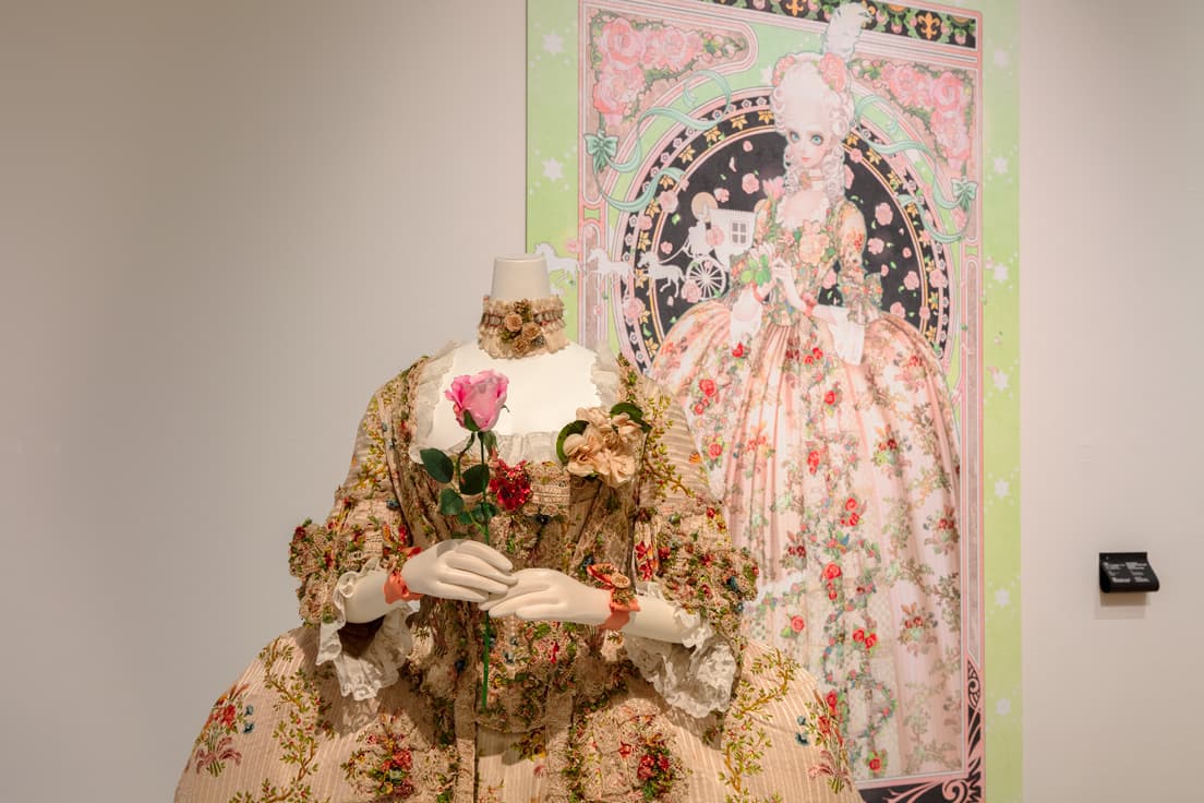 《ドレス（ローブ・ア・ラ・フランセーズ）》（1770年代後半）。端正な刺繍やレース使いは、身に付けるものの身分を表す。
