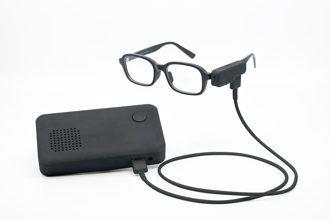 島影圭佑《OTON GLASS》。見た文字を読み上げてくれる、視覚障がい者のためのメガネ。