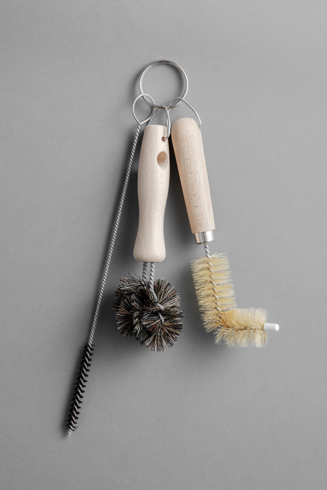 左は排水溝を掃除する「ヘアーリムービング・プラグホールブラシ」28cm、中はシンクや洗面ボウルを磨く「スクラビングブラシ」15cm、右は蛇口まわりや洗面ボウルの排水穴をきれいにする「オーバーフローブラシ」17cm。豚毛、天然木、ワイヤーなど。セットで4,400円（ソルーノ）。