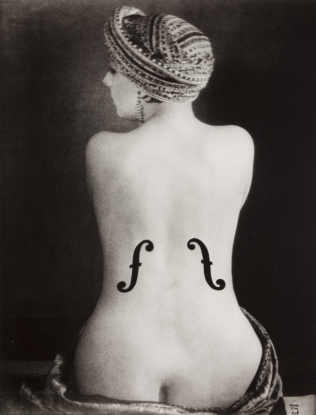 《アングルのヴァイオリン》　1924年　ゼラチン・シルバー・プリント（後刷）　個人蔵 / Photo Marc Domage, Courtesy Association Internationale Man Ray, Paris / © MAN RAY 2015 TRUST / ADAGP, Paris &amp; JASPAR, Tokyo, 2021 G2374