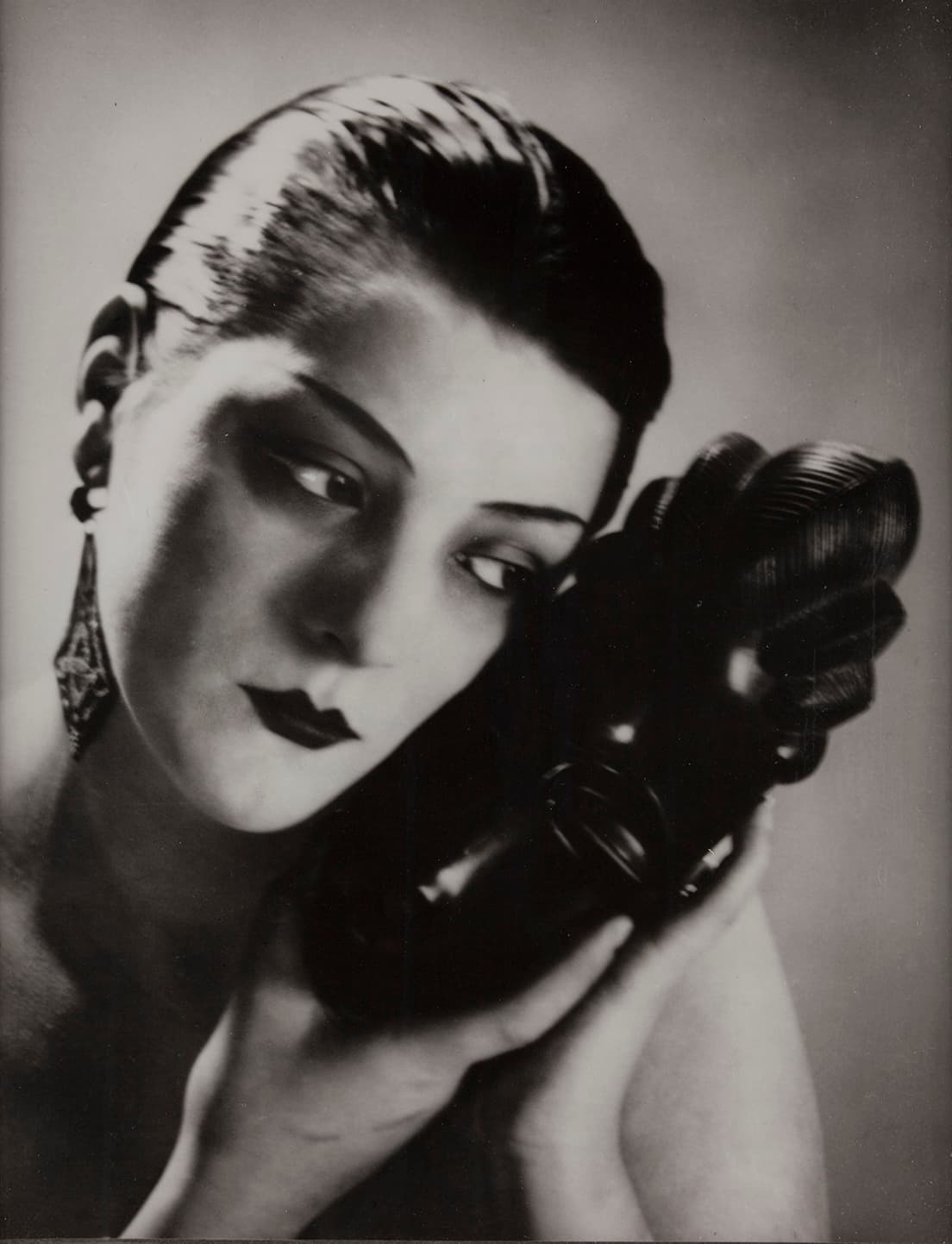 《黒と白》　1926年　ゼラチン・シルバー・プリント（後刷）　個人蔵 / Photo Marc Domage, Courtesy Association Internationale Man Ray, Paris / © MAN RAY 2015 TRUST / ADAGP, Paris &amp; JASPAR, Tokyo, 2021 G2374