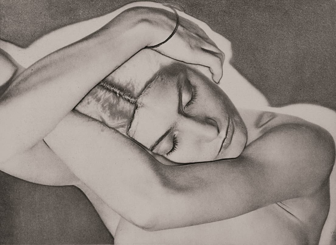 《眠る女（ソラリゼーション）》　1929年　ゼラチン・シルバー・プリント（後刷）　個人蔵 / Photo Marc Domage, Courtesy Association Internationale Man Ray, Paris / © MAN RAY 2015 TRUST / ADAGP, Paris &amp; JASPAR, Tokyo, 2021 G2374