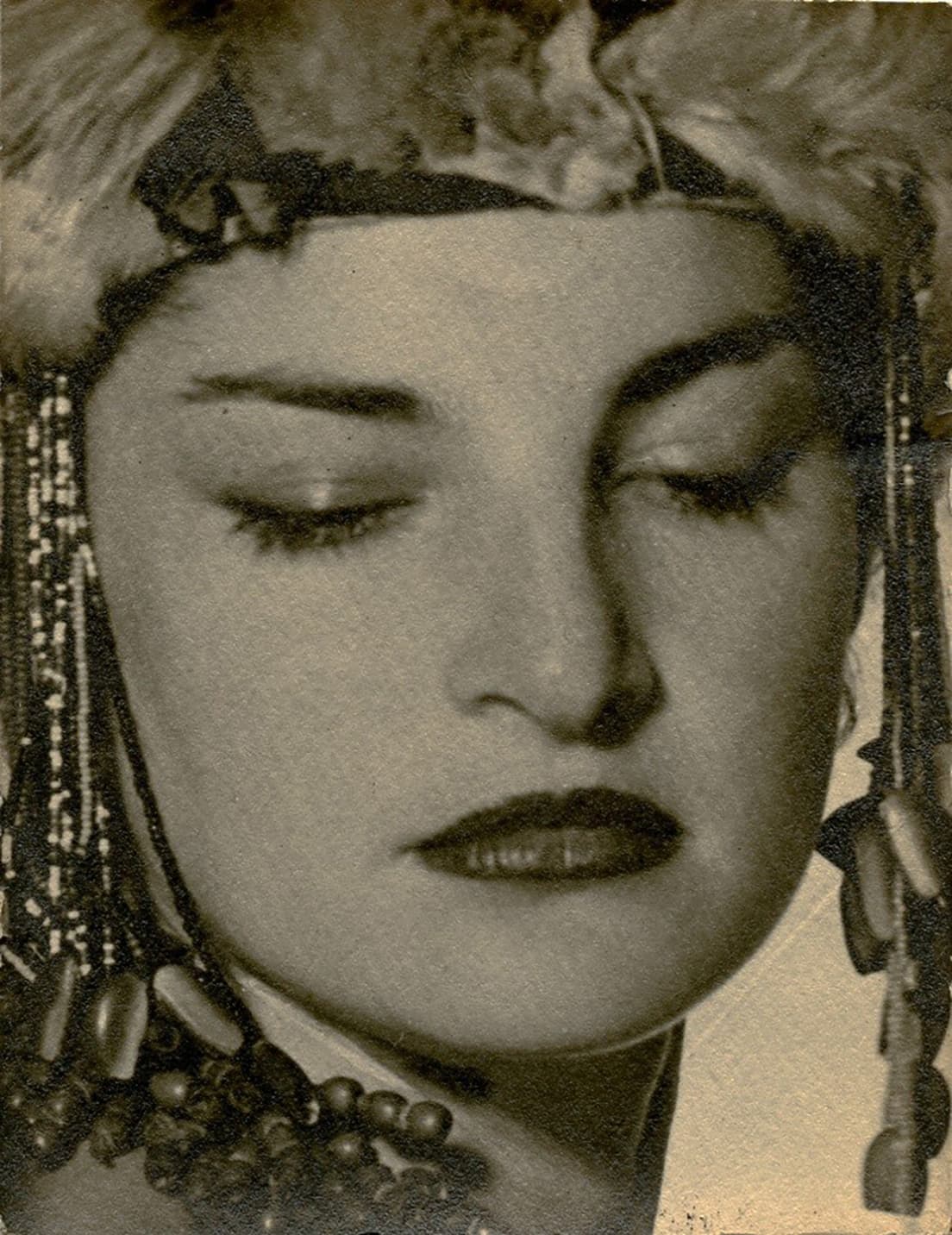 《ジュリエット》（作品集『ジュリエットの50の顔』より）　1943年　ゼラチン・シルバー・プリント（ヴィンテージ）コンタクトシート　個人蔵/ Courtesy Association Internationale Man Ray, Paris/ © MAN RAY 2015 TRUST / ADAGP, Paris &amp; JASPAR, Tokyo, 2021 G2374