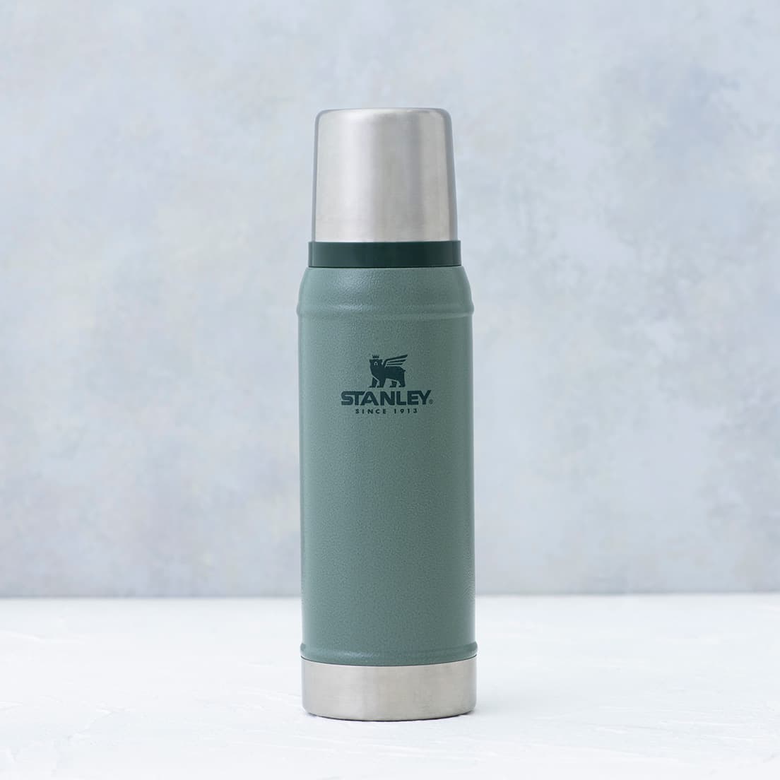 スタンレー《クラシック真空ボトル》　φ89×H298mm。750ml。600g。6,050円。問い合わせ：ビッグウイング TEL 06 6167 3005。