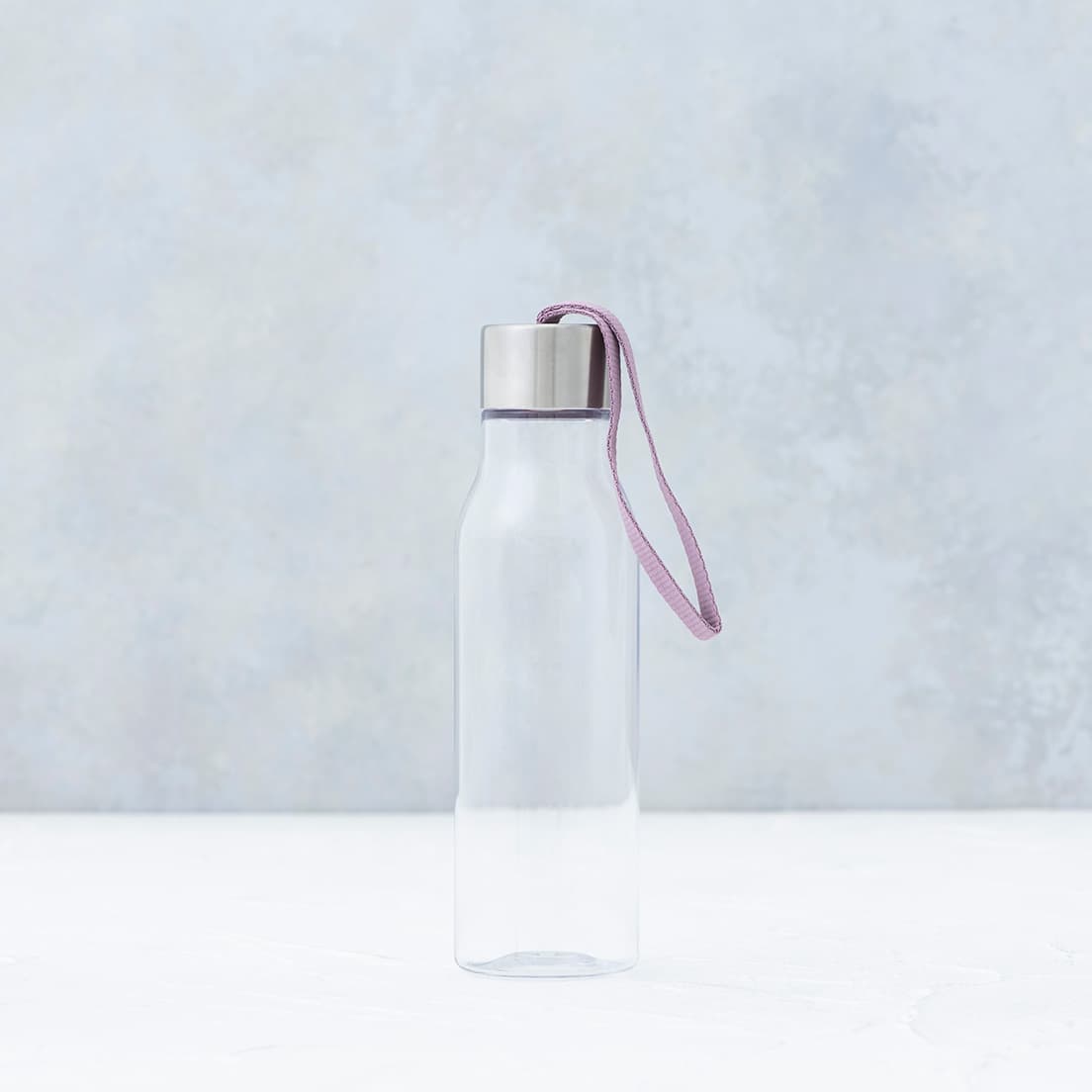 エヴァ・ソロ《ドリンキングボトル》　φ65×H230mm。126g。500ml。5,500円。問い合わせ：アカツキコーポレーション TEL 03 5830 7927。