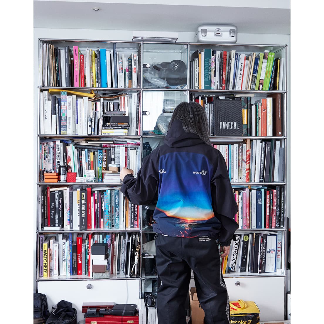 KOOL &amp; THE GANGのアルバム『LOVE &amp; UNDERSTANDING』をバックにプリントしたフードJKT《レオン》198,000円。サイドにタイルパターンをあしらったパンツ79,000円。