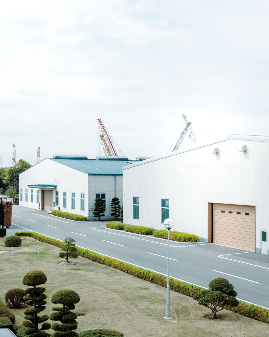 木の家具メーカーとしては、国内で最大級の規模を持つ〈カリモク家具〉の製造工場。