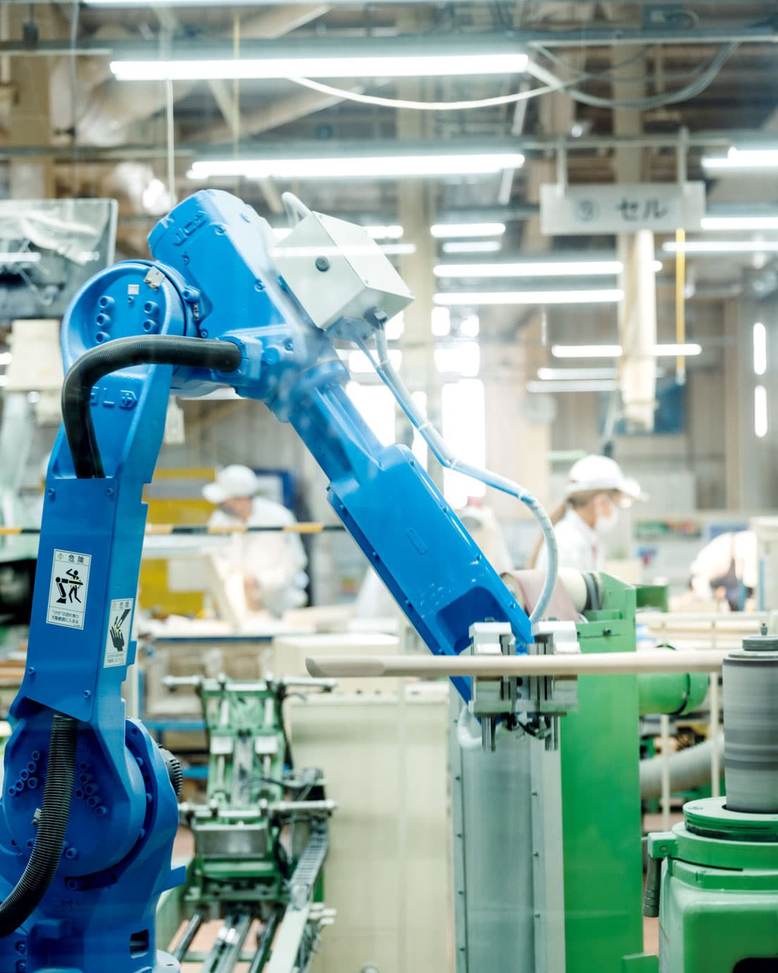 職人の手の動きを記憶させ、同様の動きで木を成形していくロボットアーム。