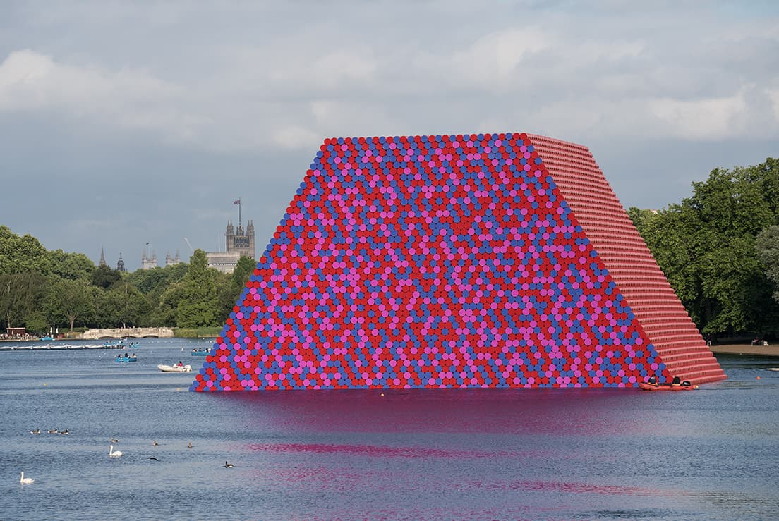 ロンドン、ハイドパークのサーペンタイン湖上に登場した《ロンドン・マスタバ》（2018）　Photo: Wolfgang Volz
