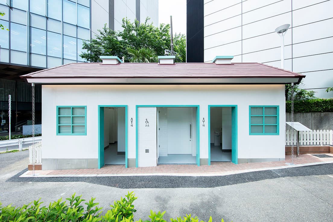 平屋の米軍ハウスを思わせる外観。ペパーミントグリーンのフレームが目をひく。