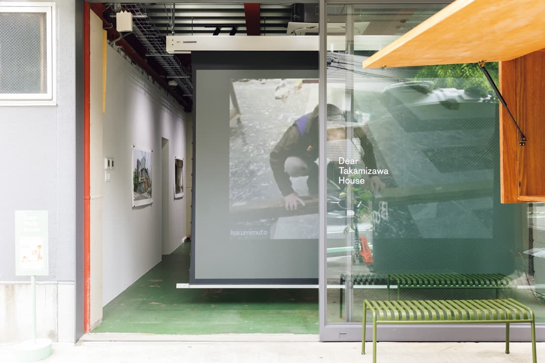 入口すぐのスクリーンを用いてオンライン展示も可能。