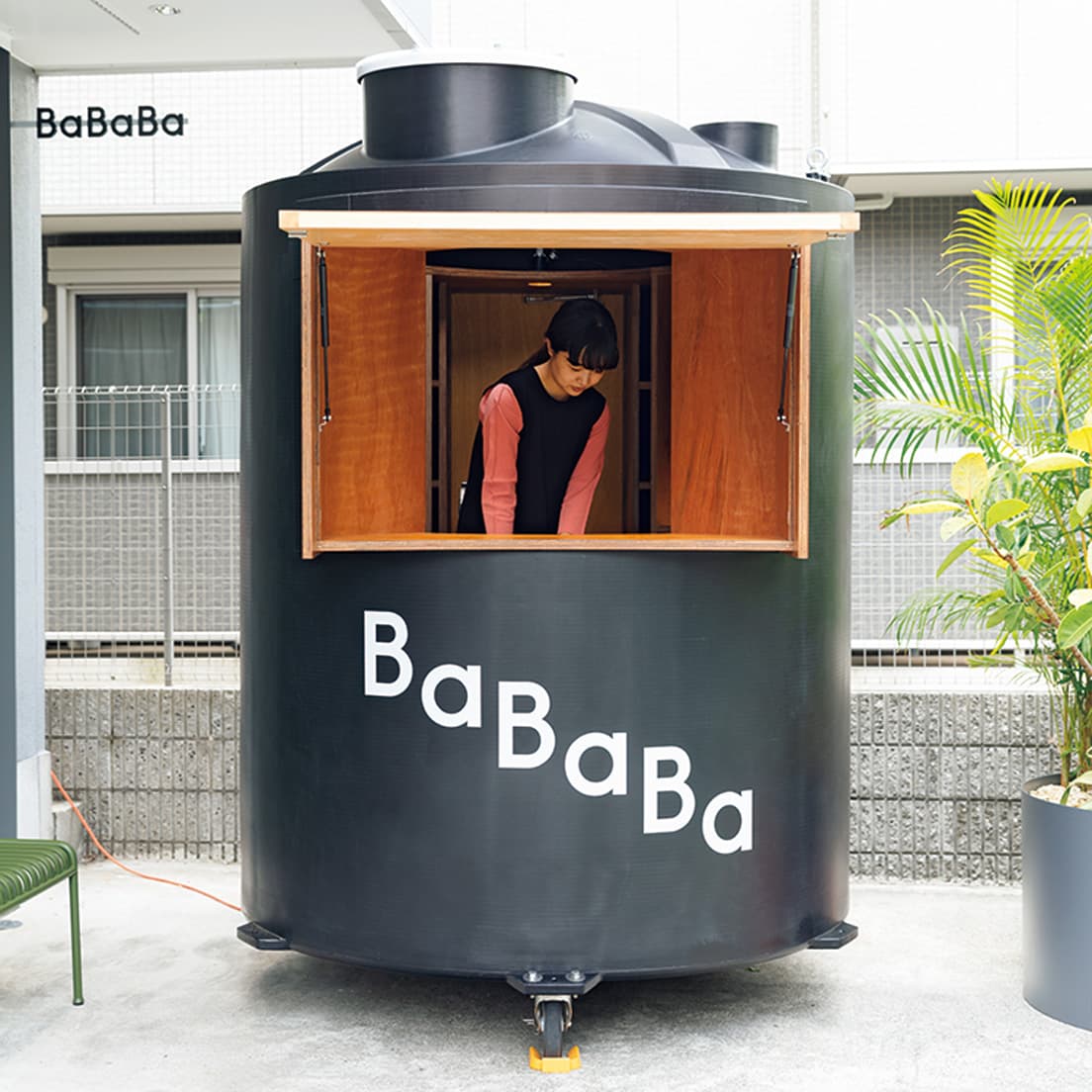 貯水タンクを再利用した移動式ブース。