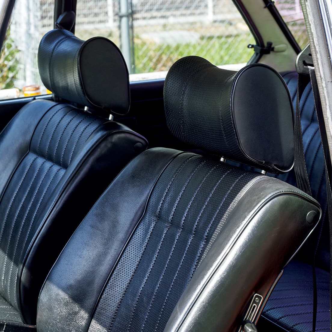 左右をつまんで持ち上げたようなヘッドレストは、70年代ドイツ車で多用された。