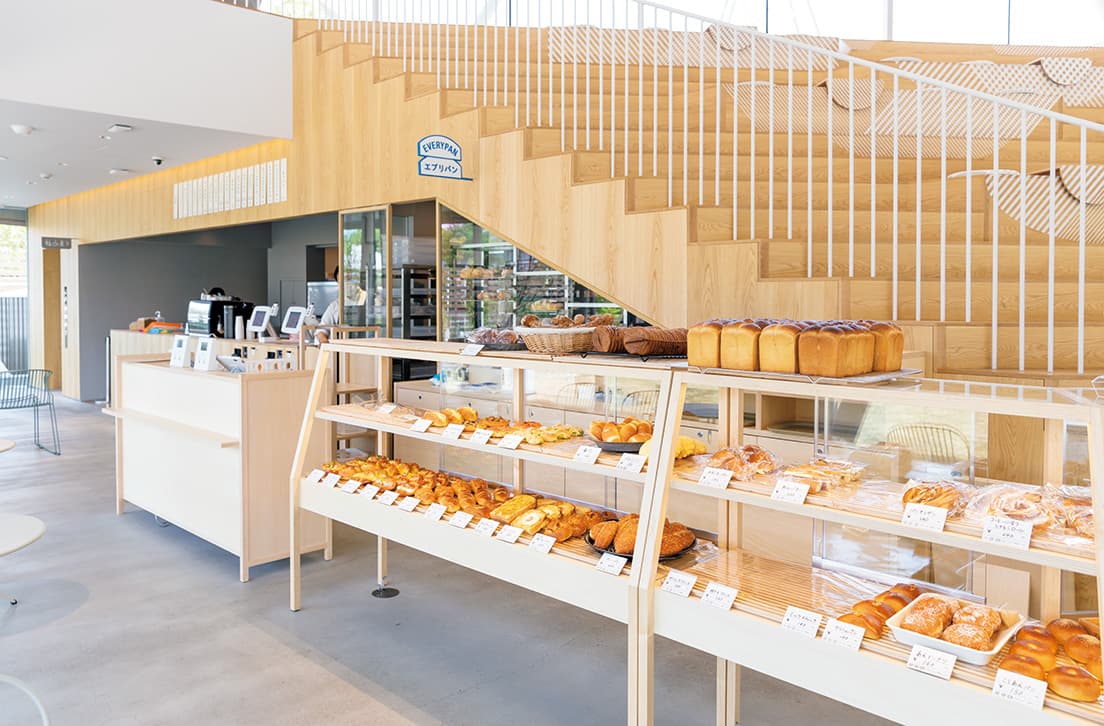 〈エブリパン〉のフードスタイリストは飯島奈美（とくべつパンのみ）、アートディレクターは菊地敦己。