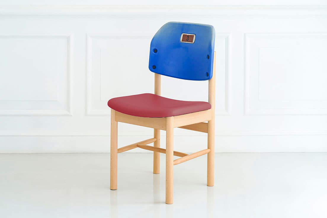 《神宮球場チェア東京六大学カラーW》。W405×D495×H782×SH430㎜。60脚限定。59,500円。一般財団法人東京六大学野球連盟監修。