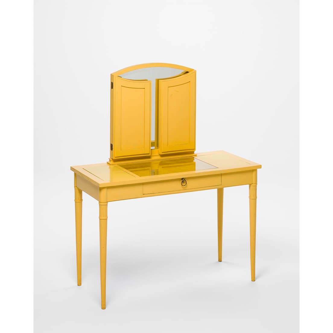 1915年に従姉妹のために製作した観音開きの化粧台（1915年）　Dressing table, Hauser-Jeanneret apartment, Zurich, draft: Charles-Edouard Jeanneret (Le Corbusier), 1915, photo: U. Romito and I. Suta, Museum für Gestaltung Zürich / ZHdK
