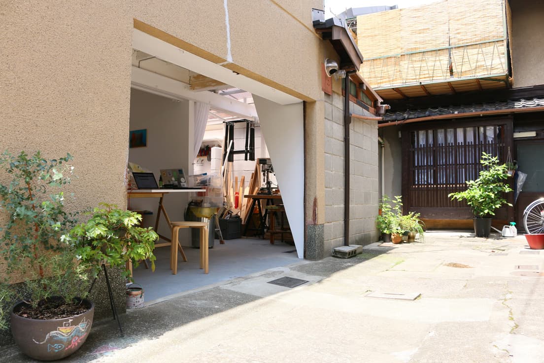 築100年近い牛乳屋だった古民家を改装した〈kumagusuku SAS（サス）〉。未完の状態で、今も随時、手が入れられているという。