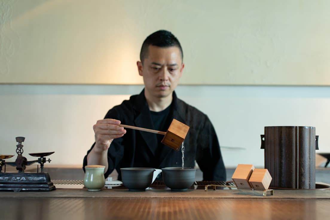 ひとり分の湯量、90ccを汲むために作られた柄杓で湯さまし用の器に湯を注ぐ。