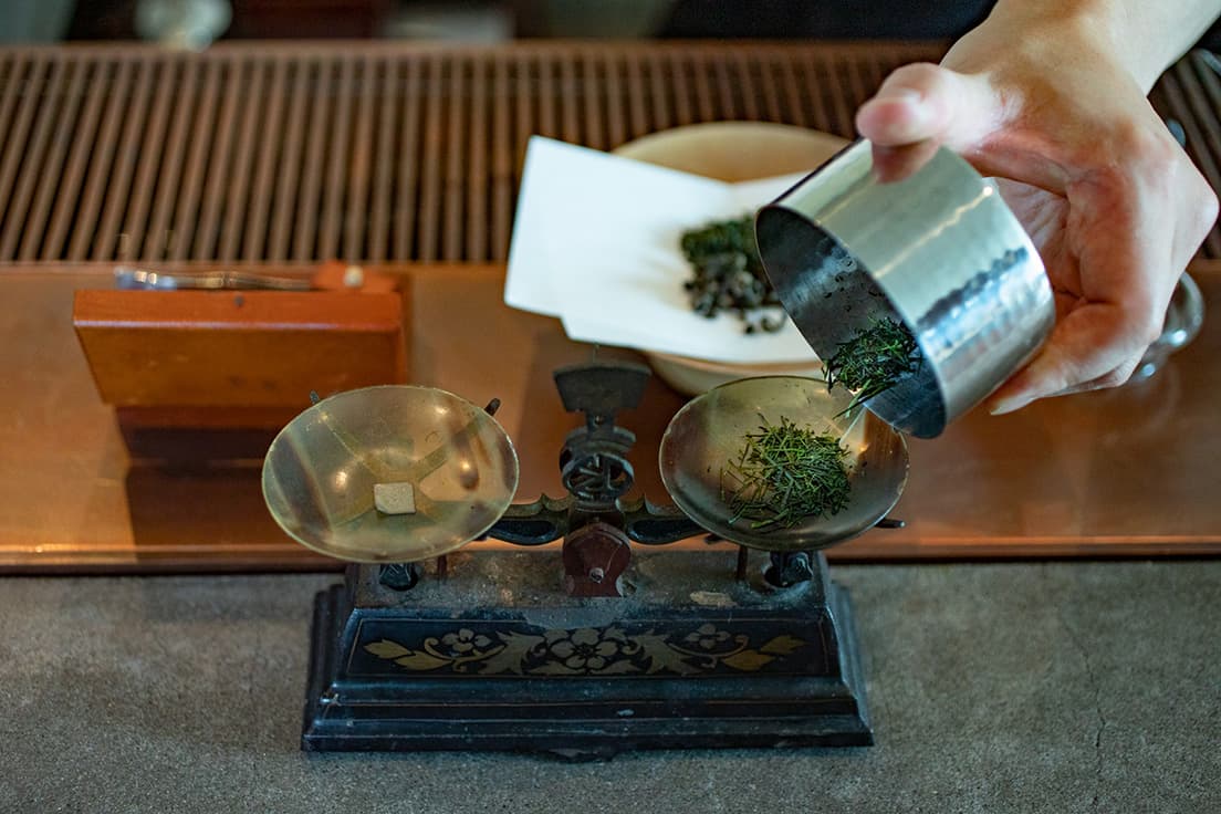 ひとり分、約5グラムの茶葉を天秤で計量。