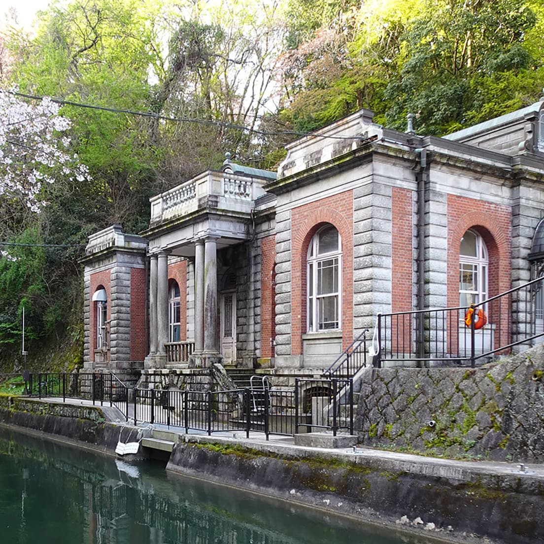 京都に現存する明治、大正、昭和の「モダン建築」から36のプロジェクトを厳選し、全7章で展示する。写真は琵琶湖疏水から京都御所への用水を送るために作られた〈旧・御所水道ポンプ室〉。1912年宮内省内匠寮により設計された。画像提供：京都市上下水道局