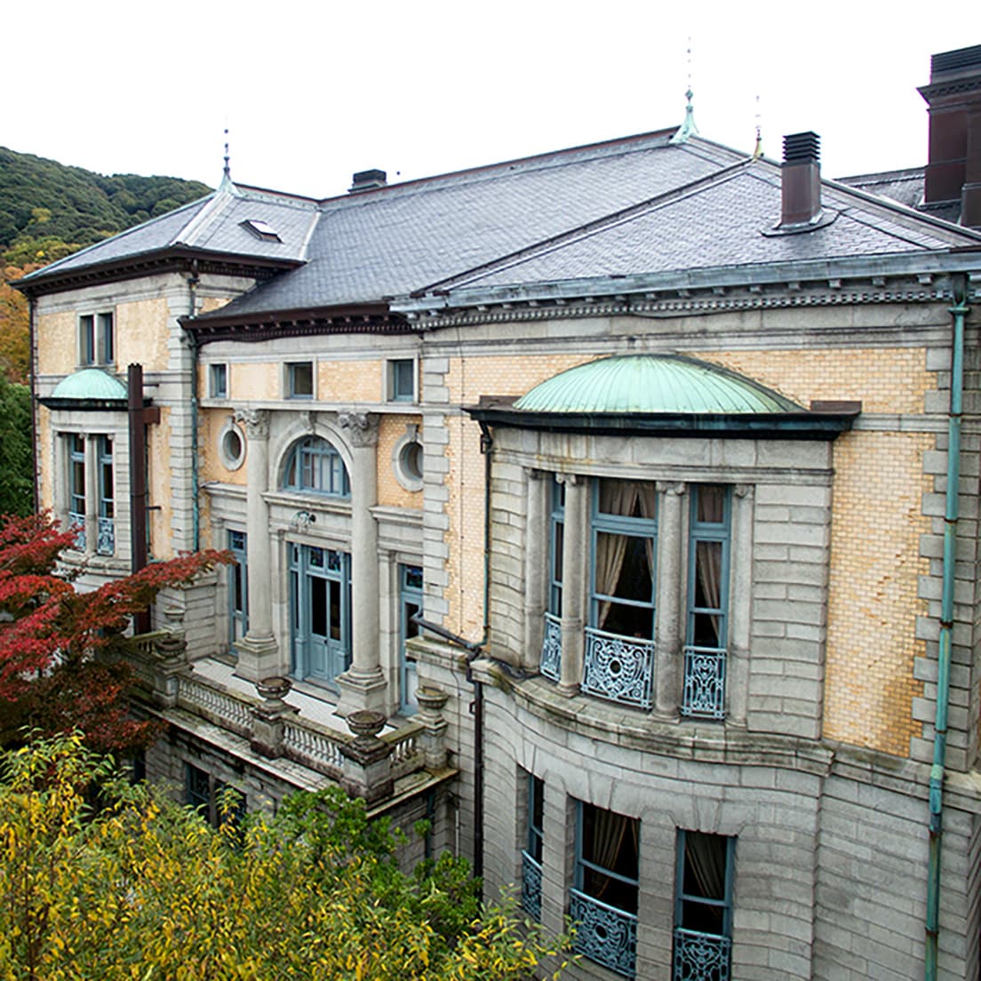 1909年、たばこ王として知られる村井吉兵衛の別邸として建てられた〈長楽館（旧村井吉兵衛京都別邸）〉。設計は米国人技師のJ.M.ガーディナー。外観はルネサンス様式だが、中に入るとネオクラシック様式の食堂、ロココ様式の装飾、中国やイスラム様式の壁など部屋ごとに異なる意匠が楽しめる。画像提供：長楽館
