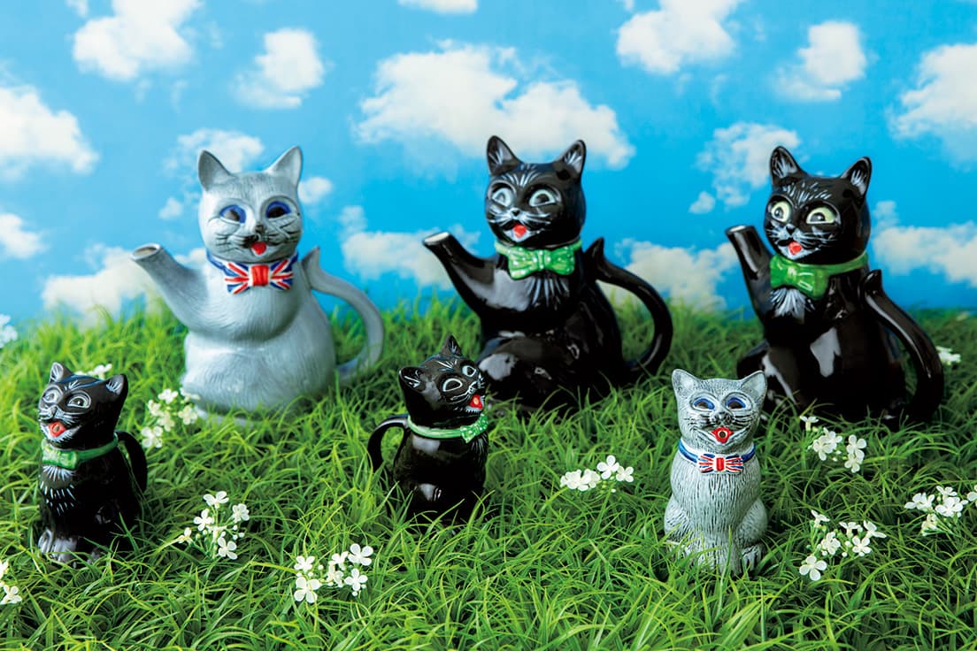 The Post Office Shopのホームウェアブランド〈Otter Potter〉から発売されましたネコチャンティーポットとコネコチャンクリーマー。黒は無地と水玉リボンの2種。グレーは7月発売予定。ポット各19,800円、クリーマー各9,900円（Otter Potter https://otterpotter.shop）。