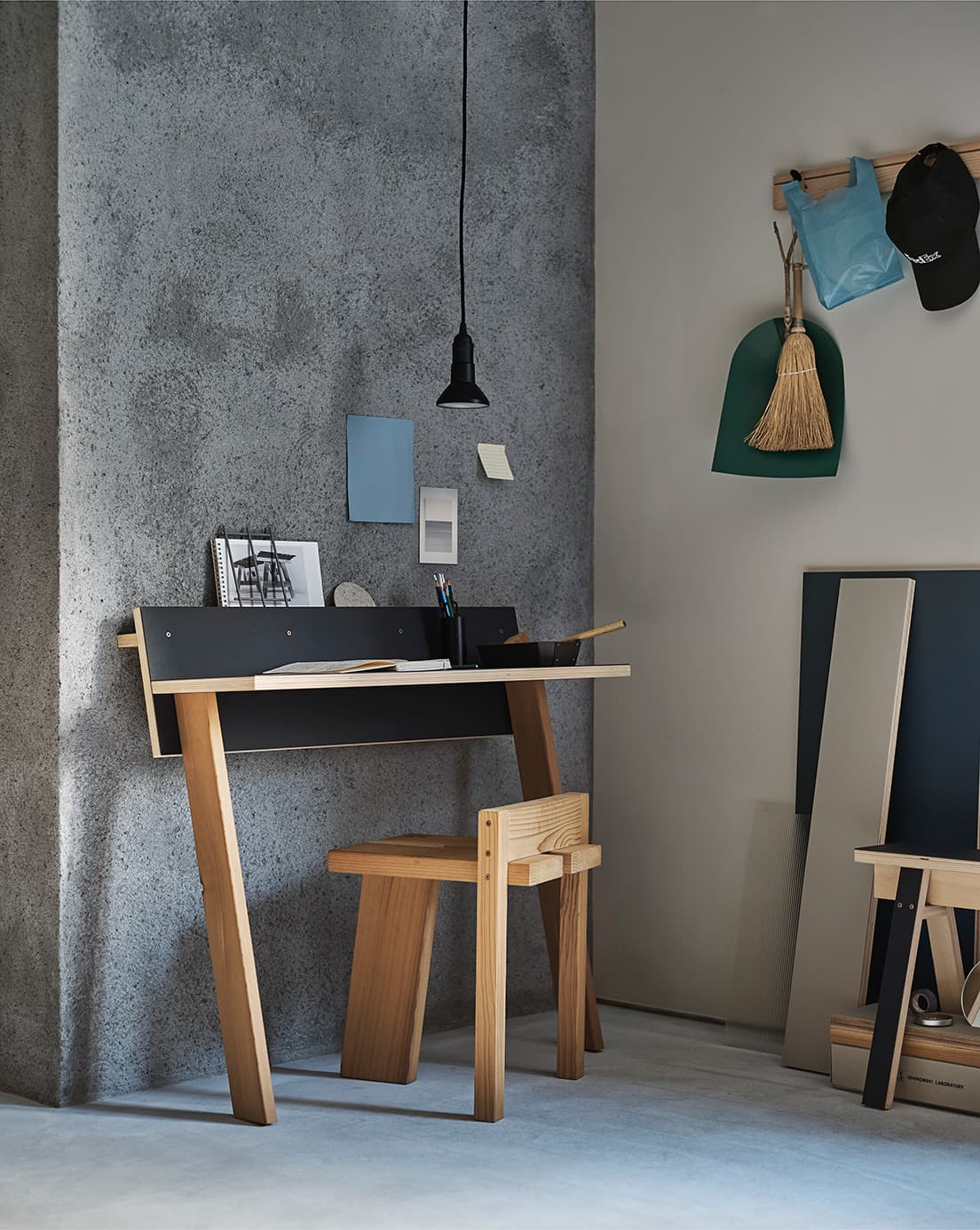 デスク《RIN DESK》Daniel Schofield 66,000円、スツール《TRIPODAL STOOL》Studio Adjective 38,500円。