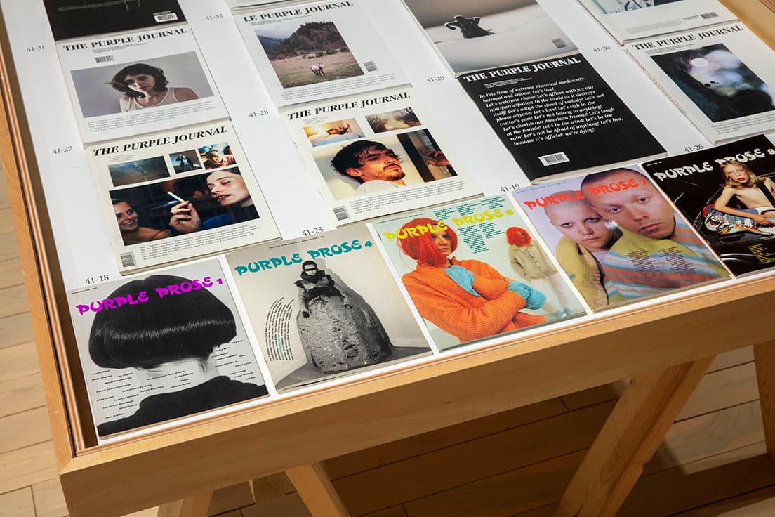 展覧会会場には『Purple Prose』、『Purple』、『Purple Journal』のバックナンバーが置かれたコーナーも。展示を監修した林央子が編集する『here and there』も揃う。