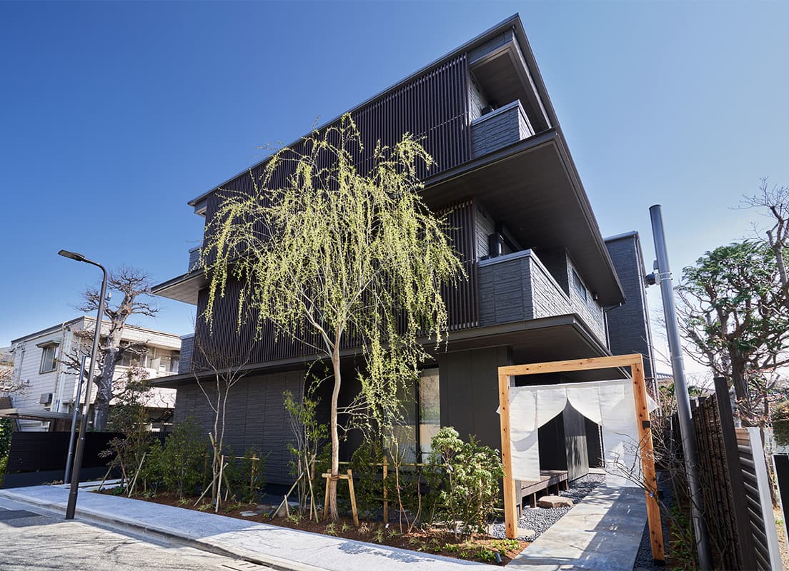 日暮里駅から徒歩10分ほどの路地に建つ〈YANAKA SOW〉。入り口の白い暖簾が目印。
