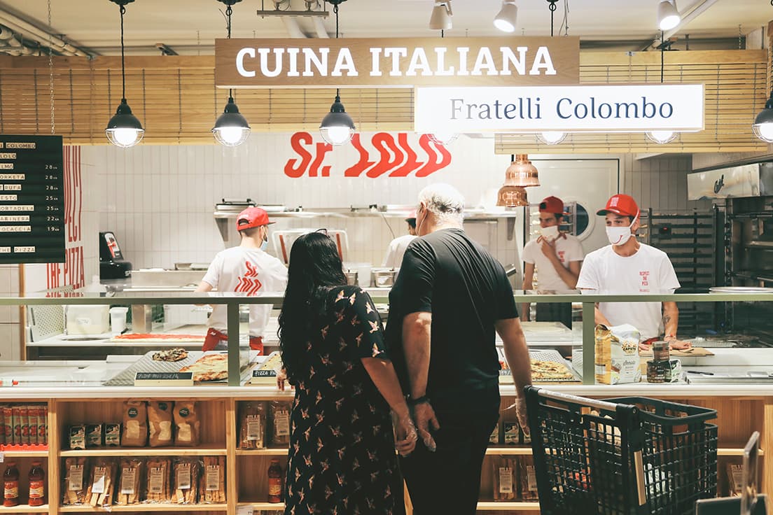 自然由来の材料にこだわったピザのほか、パスタの麺などイタリアンの食材も販売する。