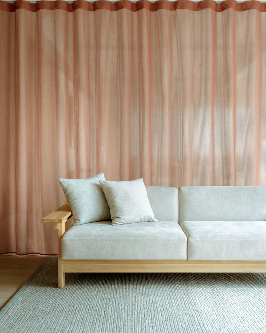 KOBO SOFA by Karimoku（2021）
芦沢啓治
〈石巻工房〉の定番《工房ソファ》の基本的な構造を受け継ぎ、ニュートラルで洗練されたソファへと生まれ変わらせた。フレームは国産ナラなどの集成材で、〈カリモク家具〉の通常の製品には使われにくい材も有効活用している。張り地はデンマークの〈クヴァドラ〉から選択可能。３シーター256,300円〜。