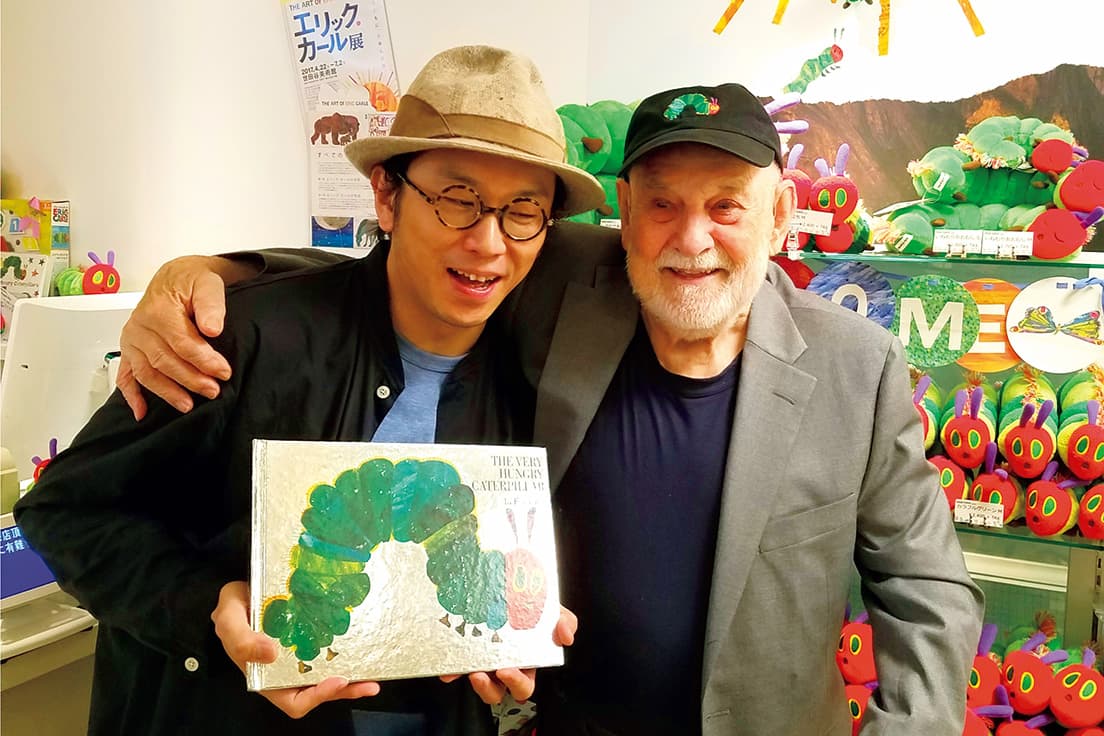 Eric Carle　1929年生まれ。レオ・レオニの紹介でNYタイムズ紙のデザイナーとして勤務後、『くまさんくまさんなにみてるの？』（ビル・マーチン 文／1967年刊）でデビュー。『はらぺこあおむし』など絵本を多数出版。2021年5月逝去。
